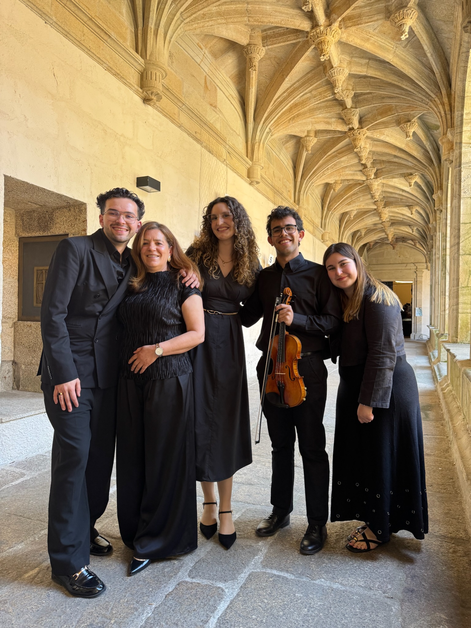 Coro com violino, em claustros de igreja